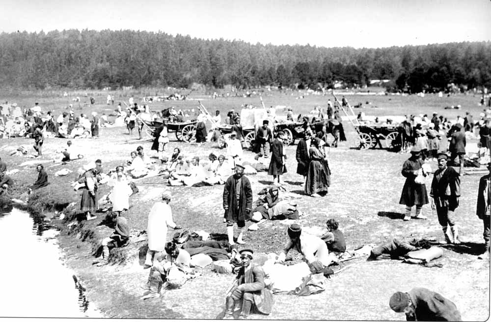Богомольцы на берегу Сатиса в Сарове, 1903 год